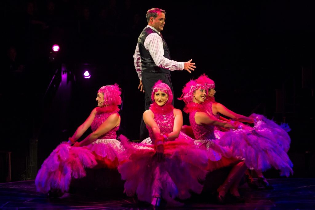 David Rosser as Billy Flynn with the "lovers"